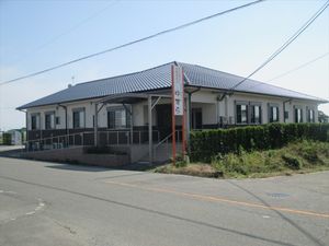 明るい外観の建物