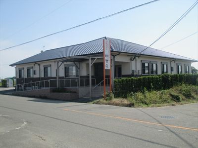 明るい外観の建物
