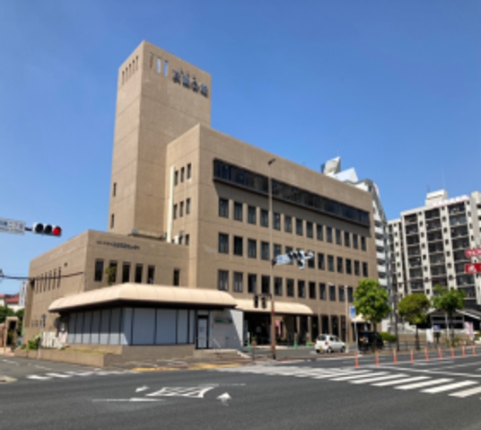 広い茶色の建物外観
