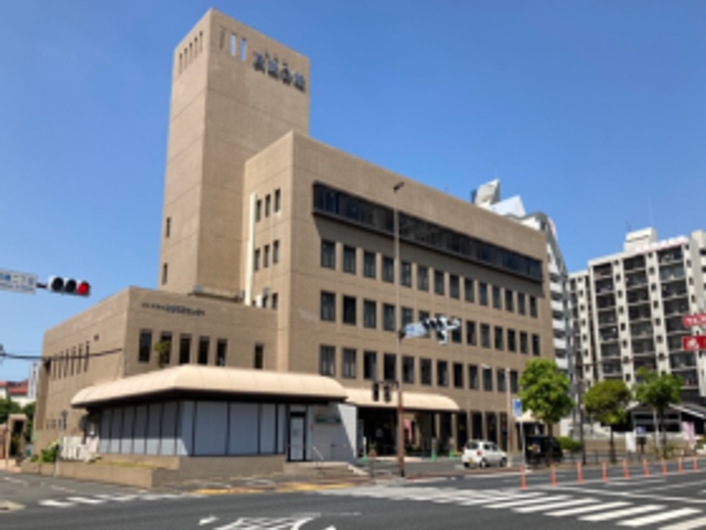 広い茶色の建物外観 外観 広々とした茶色の建物が印象的です。周囲と調和した落ち着いたデザインになっています。