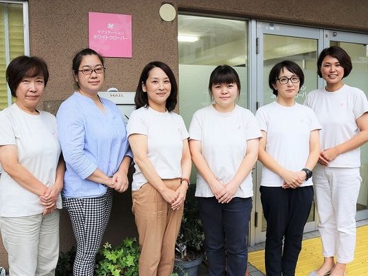 スタッフが並ぶ玄関前  