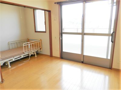 明るく広々とした居室