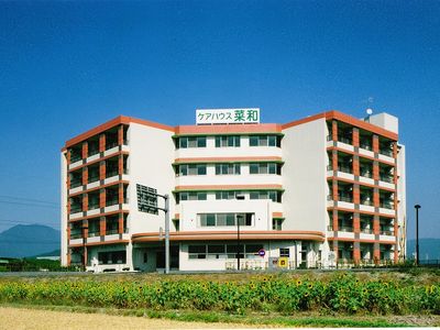 白を基調とした大きな建物