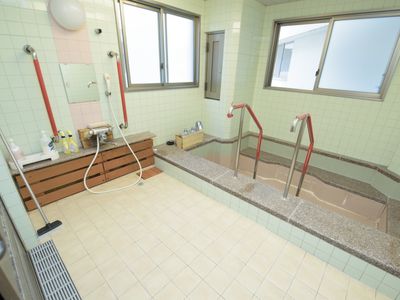 手すり付き浴槽の清潔な浴室