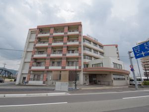白と赤の建物の外観