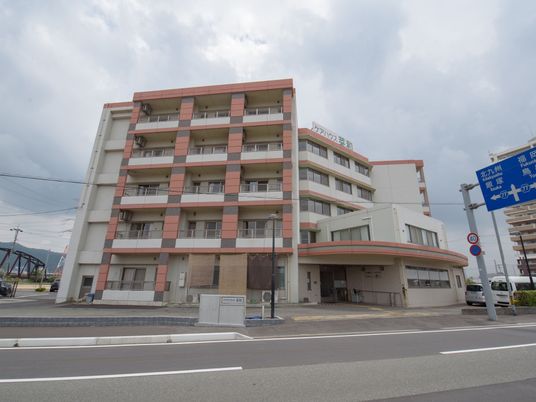 白と赤の建物の外観