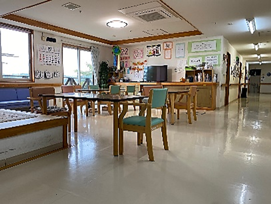 明るい食堂の内観  