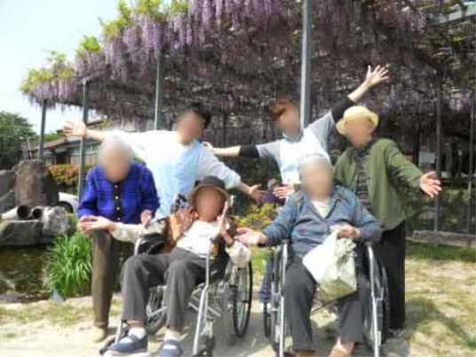 笑顔の方々と中庭