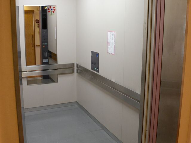広々としたエレベーター エレベーター 広々とした空間が確保されたエレベーターです。バリアフリー設計で、どなたでも快適に移動できるよう配慮されています。