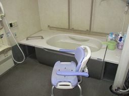 利用者のケアがしやすい浴室