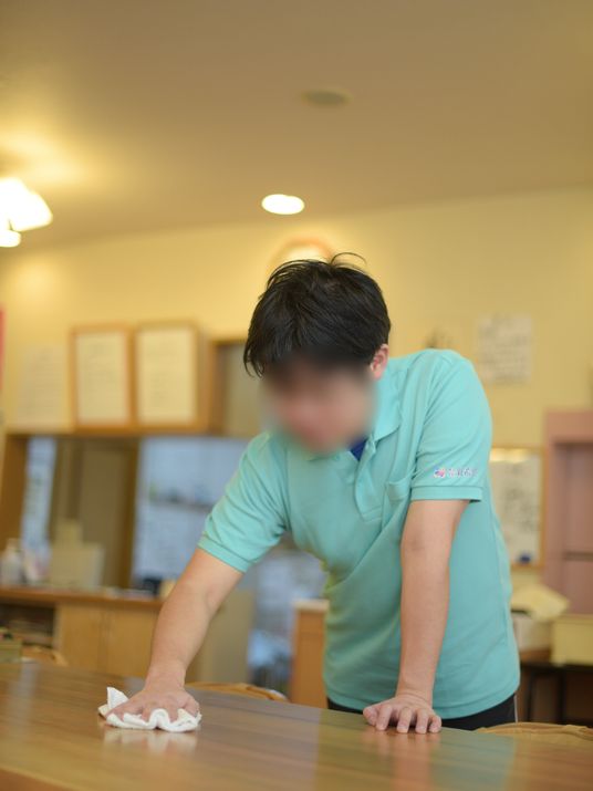 清掃するスタッフの姿