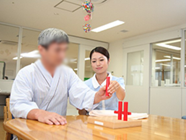 機能訓練の様子 機能訓練室 明るい室内でのリハビリ指導風景です。優しい雰囲気の中、一人ひとりに合わせたサポートがされています。