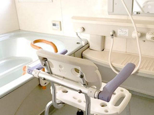 浴室の様子 浴室 広々とした浴槽と使いやすいシャワーチェアが設置されています。利用者の方々も安心して入浴を楽しめます。