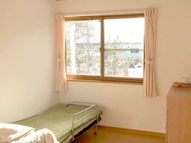 明るい居室 居室 自然光が差し込む落ち着いた空間です。寝具の用意された部屋は、快適に過ごせます。