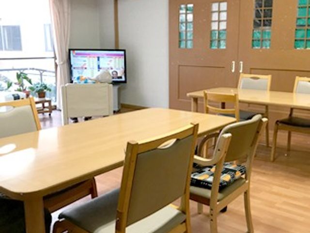 自然光が入るリビング リビング   広々とした空間でリラックスできる環境です。自然光が差し込む暖かい雰囲気を楽しめます。