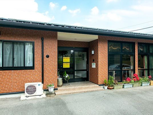 レンガ造りの玄関外観  