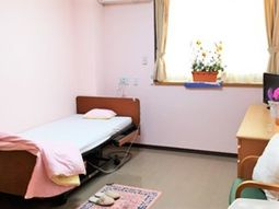 明るい居室の一角