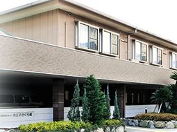 落ち着いた建物の外観