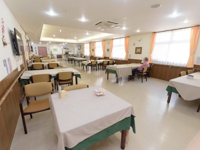 広々とした明るい食堂