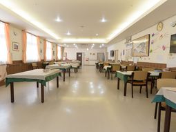 明るい食堂の様子