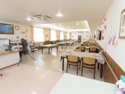 広々とした明るい食堂