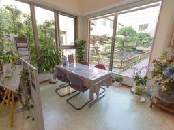 明るい採光のダイニングスペース