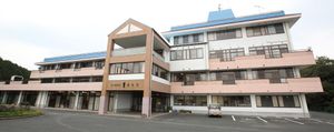 車が停まった建物外観