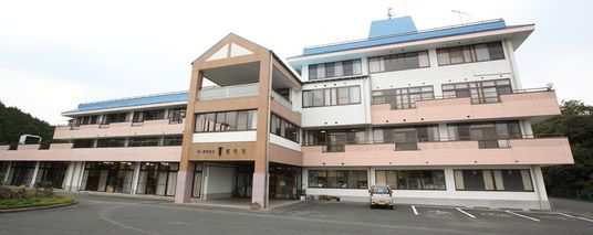 車が停まった建物外観