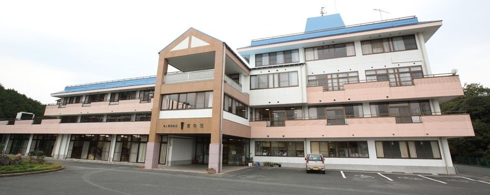 車が停まった建物外観