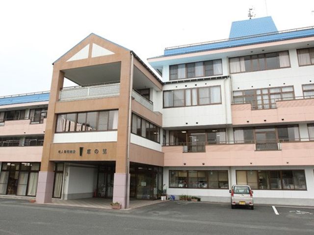 車が停まった建物外観 外観 訪れた際に安心感を与える、整った広さの建物です。仕事環境が整っています。