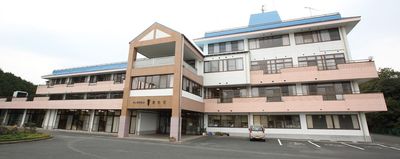 車が停まった建物外観