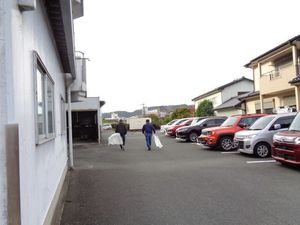 駐車場を歩く人たちの外観  