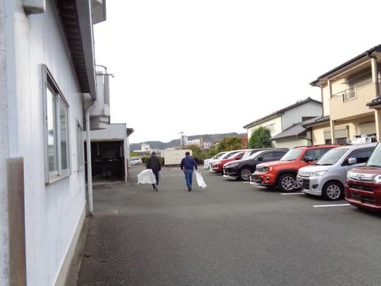 駐車場を歩く人たちの外観  