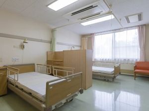 明るい居室のベッド  