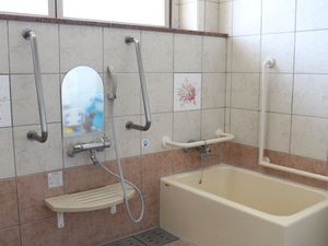 手すり付き浴室  