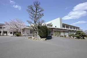 青空の下の外観