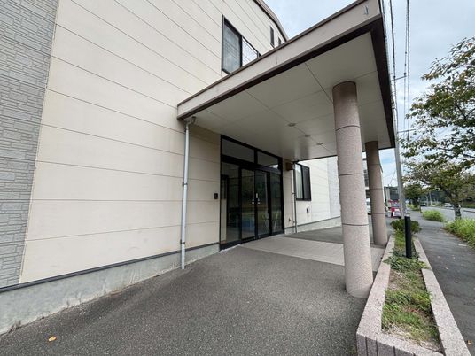 広いつくりのエントランス