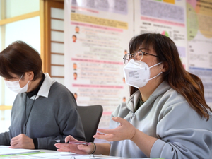 会議中の職員  