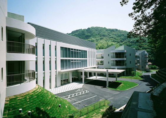 緑に囲まれた建物外観  