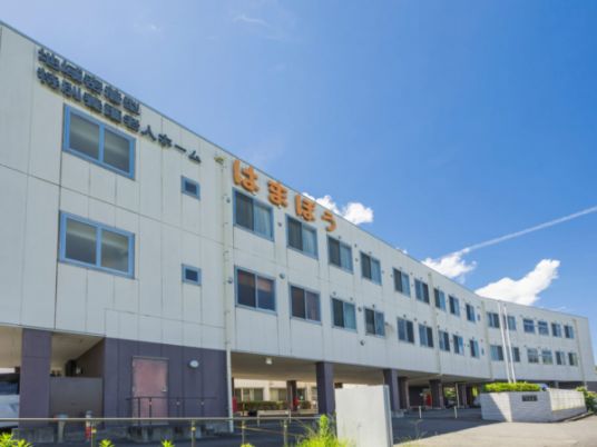 日中の建物外観