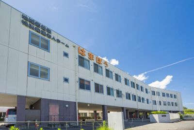日中の建物外観