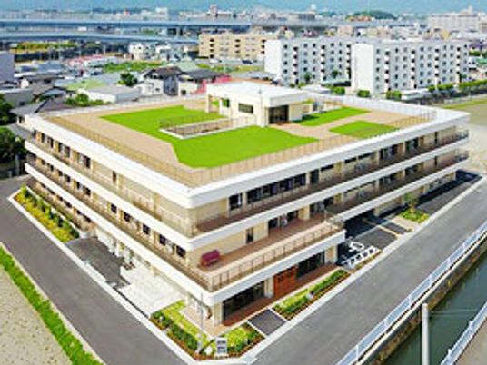 緑の屋上を持つ建物