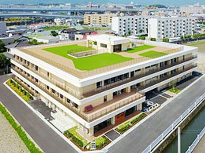緑の屋上を持つ建物