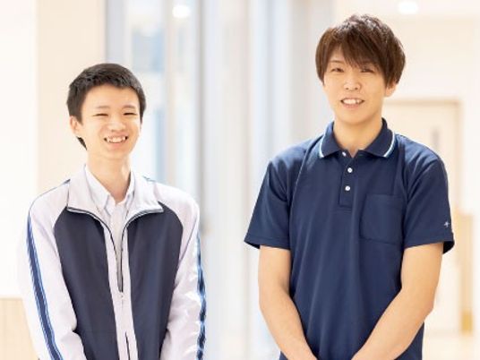 笑顔の男性二人ロビー  