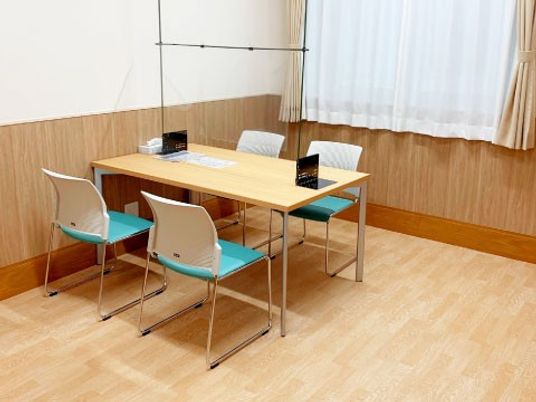 明るい会議用テーブルの部屋  