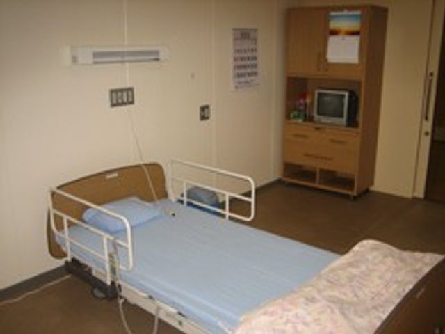個別ベッドの居室 居室 広々とした居室で、快適に過ごすことができます。個別の収納も充実しています。