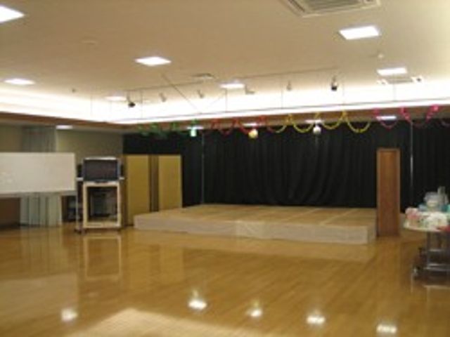 広いステージのある多目的室 多目的室 広々とした多目的室は、イベントやレクリエーションに最適な空間です。明るい雰囲気が魅力です。