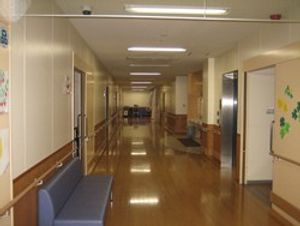 長い廊下とベンチ