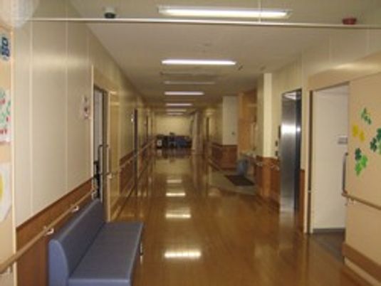 長い廊下とベンチ