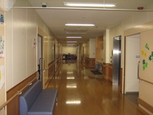 長い廊下とベンチ 廊下 長い廊下には、安全を考慮した手すりが設置されています。広いスペースで安心して移動できます。